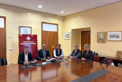 El Rector de la Universidad de Castilla-La Mancha (UCLM) se interesa por el 16 Congreso Nacional de Regantes